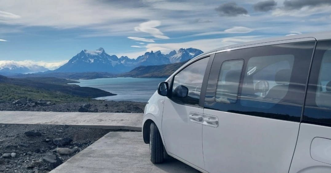 Van Hyundai Staria de Kuntur frente a Torres del Paine
